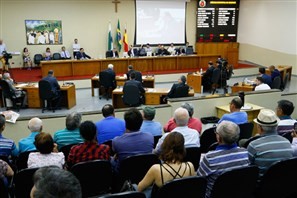 Agricultores comemoram aprovação de lei sobre IPTU Progressivo, em Maringá